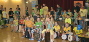 Kinder mit Cajon auf dem Drummer Camp in Wien